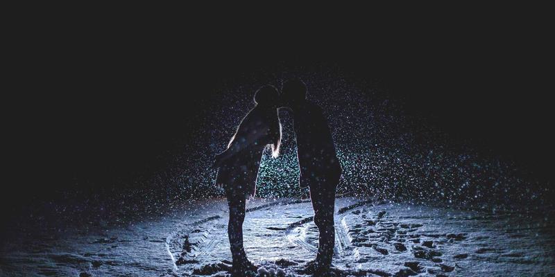 从鸡尾酒会效应到AI赋能：听觉场景分析技术如何让智能助听器在复杂噪声环境中精准聚焦人声