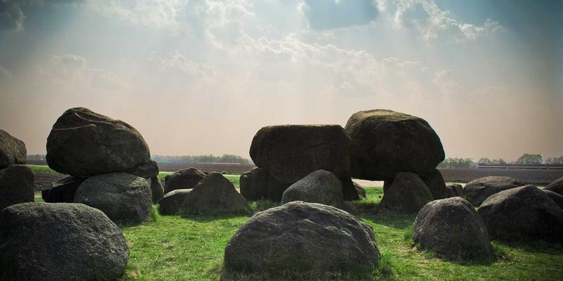 超越传统隔音：声学超材料如何通过结构设计操纵声波路径，实现特定频段的声学隐身与空间声场编程控制